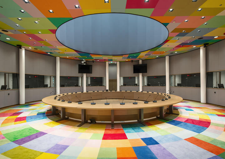 Een overvloed aan kleur met gekleurde tapijt- en plafondtegels