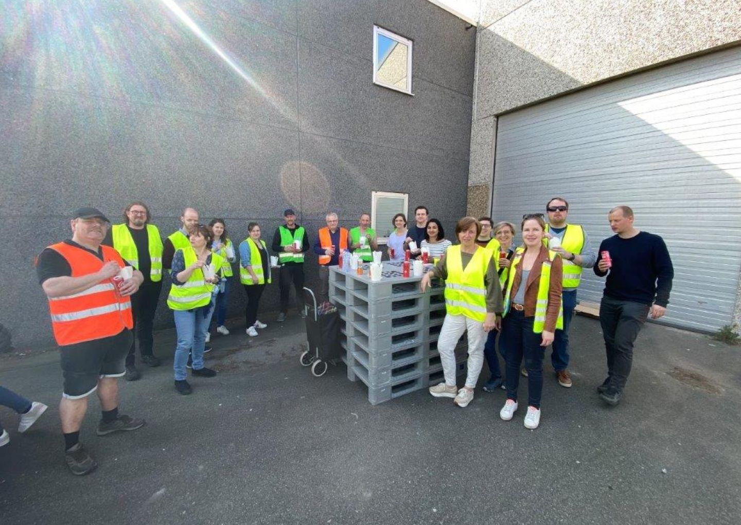Together with 150 other volunteers, we took part in the litter clean-up action on our INDUSTRIAL SITE DE PRIJKELS under a bright sunshine.  Afterwards, everyone was offered a free pasta by the non-profit association De Prijkels, provided by Very Food Catering.